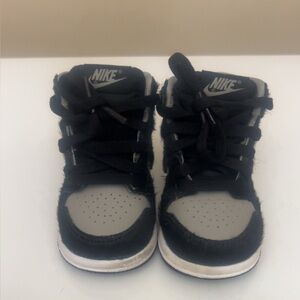 Nike Kids Sneakers in Black and Gray